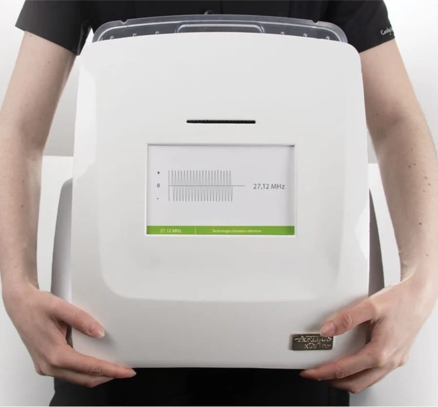 Appareil Apilus xCell Pro affichant sa fréquence de 27,12 MHz.